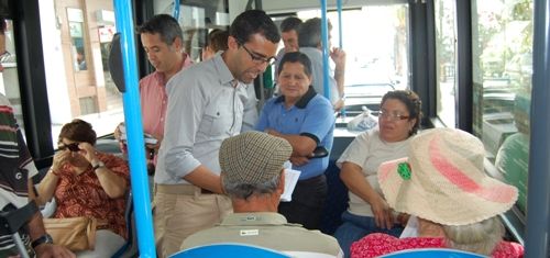 Los socialistas informan a los usuarios de las guaguas del "intento de privatización" del servicio en Arrecife