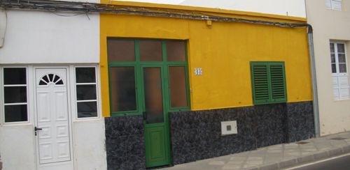La fachada de una vivienda pintada de amarillo "sorprende" a los vecinos de Titerroy