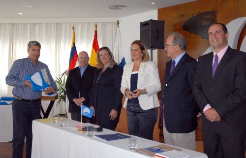 Mercedes Roldós hace entrega en Puerto Calero de las 37 banderas azules que ha obtenido Canarias