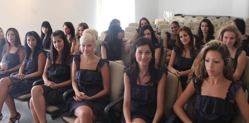 Las candidatas a Miss Arrecife y Reina de las Fiestas visitan el Ayuntamiento