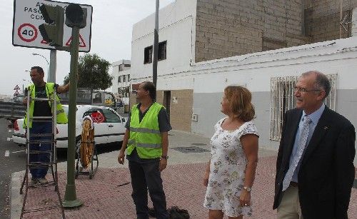 Comienza la colocación de los nuevos semáforos en las calles de Titerroy, tras las quejas vecinales