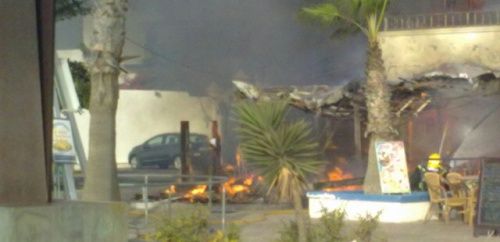 El incendio en Playa Blanca se salda con un restaurante calcinado y otros dos locales afectados por las llamas