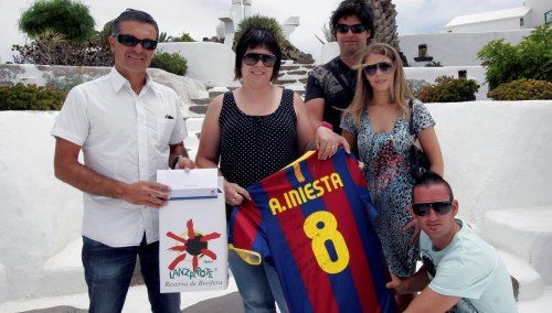 Lanzarote recibe una camiseta firmada por Iniesta como agradecimiento al apoyo de los lanzaroteños durante el Mundial