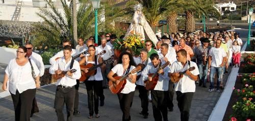 Femés vive con devoción las fiestas en honor a Nuestra Señora del Rosario