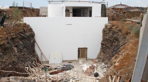 The Cabildo opens a file to repair the hole in the Jameos and determine responsibilities, but continues with the works