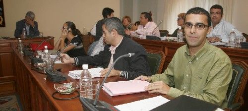 El PSOE de Arrecife denuncia el impago de las ayudas al transporte de estudiantes del curso 2009-10