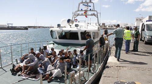 La Guardia Civil intercepta una patera con 30 personas al norte de Lanzarote