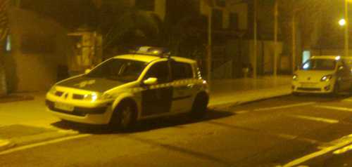 La Guardia Civil estaciona encima de la acera en Puerto del Carmen