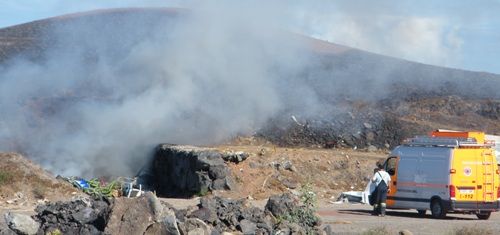 Protección Civil apaga un conato de incendio cerca del Ayuntamiento de Yaiza