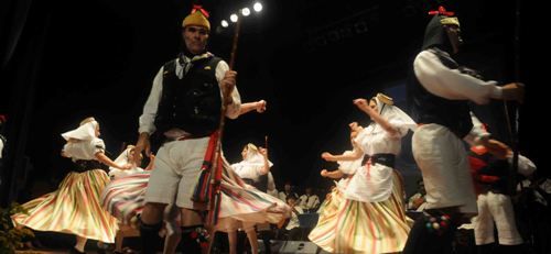 La desaparecida agrupación folclórica Ajei recibe un homenaje 50 años después de ganar el primer Premio de Danzas