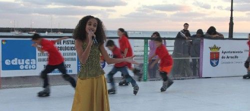 La joven cantante lanzaroteña Eva Ruiz y la Escuela Lanzapatín inauguran el programa La Navidad para Todos