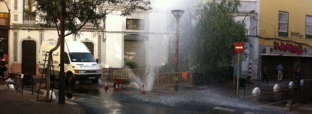 La calle Fajardo, anegada de agua por la rotura de una tubería