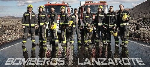 Los bomberos de Lanzarote se muestran en un calendario solidario