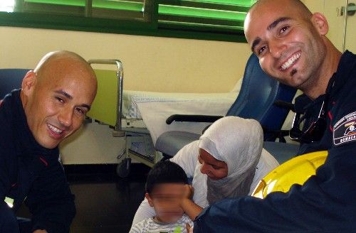 Los niños ingresados en el Hospital Doctor José Molina Orosa reciben la visita de los Bomberos