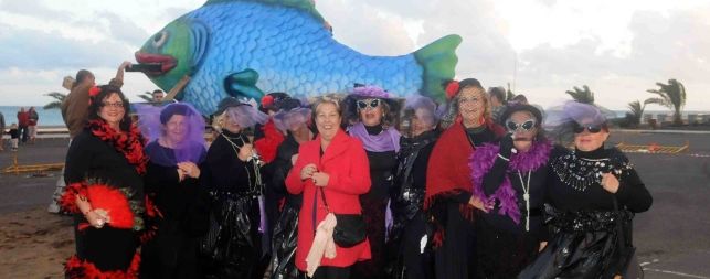 San Bartolomé despide su Carnaval con un pasacalle lleno de color en Playa Honda
