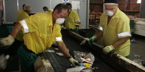 Los trabajadores de Zonzamas cobran parte de su paga extra, pero mantienen la huelga para el 7 de enero