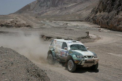 El equipo Guardia Civil Rallye Raid, atrapado en las dunas