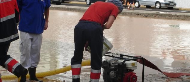 Las inundaciones también llegan al sótano del Cabildo y a la sede de Juventud de Arrecife