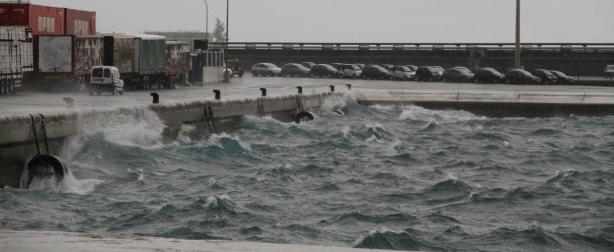 La Cámara de Comercio cifra en 200.000 euros las pérdidas por el cierre del puerto de Los Mármoles durante el temporal
