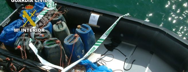 La Guardia Civil interviene una zodiac en alta mar que transportaba 496 kilos de hachís