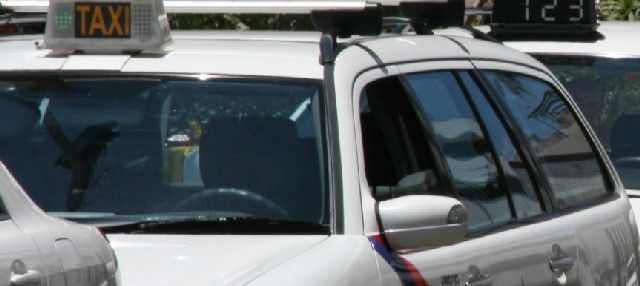 Detenido un taxista que chocó contra dos coches en Arrecife estando ebrio