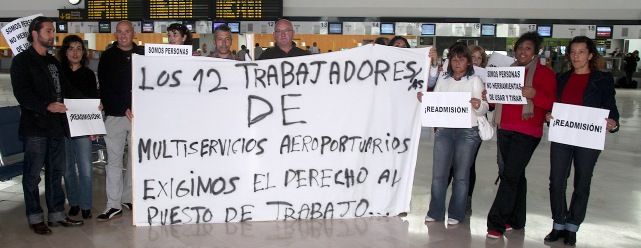 Los trabajadores de limpieza de los aviones que fueron despedidos se manifiestan en el aeropuerto para pedir su readmisión