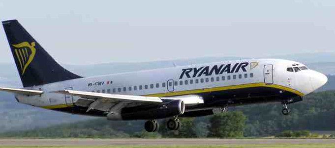 Cien jóvenes belgas  son expulsados de un avión de Ryanair en Lanzarote tras montar un altercado a bordo