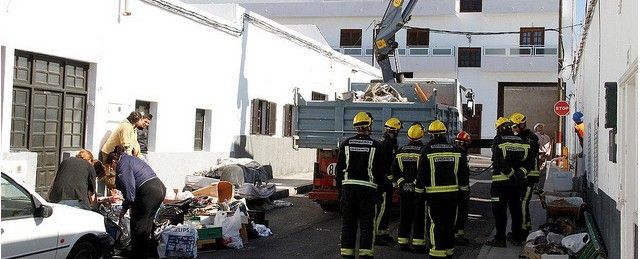 Operarios del Ayuntamiento de Arrecife limpian la casa de Titerroy donde murió un joven hace más de año y medio