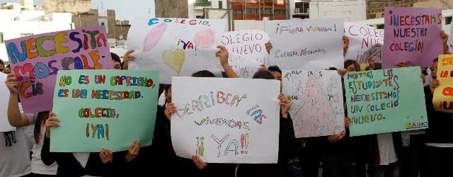 Padres, profesores y alumnos se unen para denunciar la precaria situación del CEIP La Destila: Queremos un nuevo colegio ya