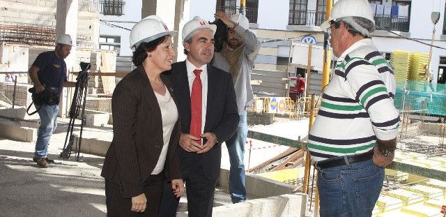 Las 44 viviendas que el Gobierno canario construye en Arrecife dan trabajo a unas cien personas y estarán terminadas en un año