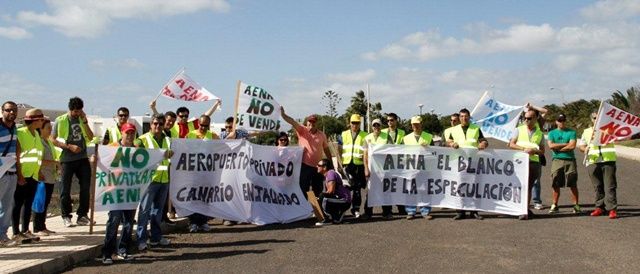 Trabajadores del aeropuerto de Guacimeta protestan contra la privatización de Aena