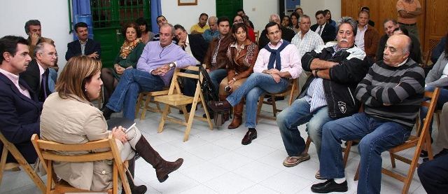 Soria y Astrid Pérez estudian con representantes de asociaciones vecinales las mejoras ciudadanas del Partido Popular