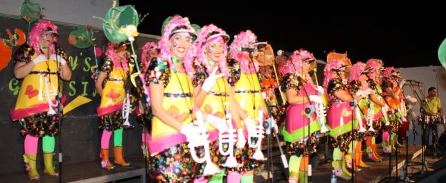 El Carnaval de Teguise calienta motores con la presentación de la batucada Menuda Caña y la murga Lady Golosinas