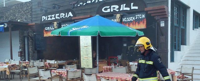 Incendio en un restaurante de la avenida marítima de Playa Blanca