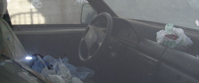 Vecinos de Titerroy denuncian la existencia de un coche abandonado en el que "pernocta gente"