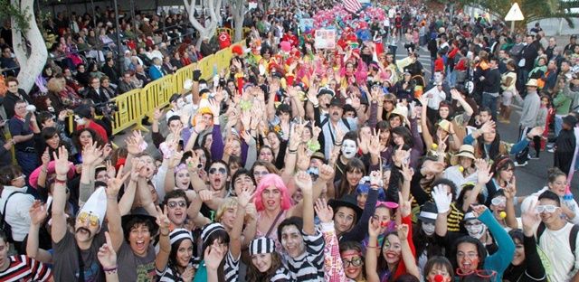 Las mascaritas toman las calles de Arrecife en el gran desfile de carrozas del carnaval