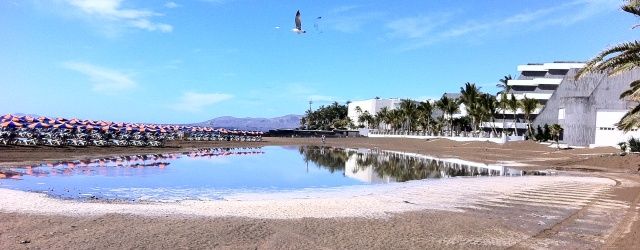 Un enorme charco de agua vuelve a aparecer en Playa Grande