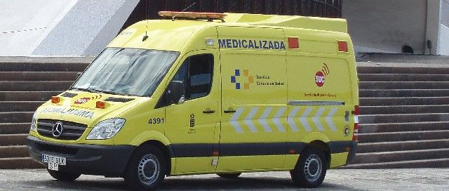 Una mujer da a luz en una ambulancia del SUC, con la ayuda del conductor y el técnico sanitario, cuando iba al hospital