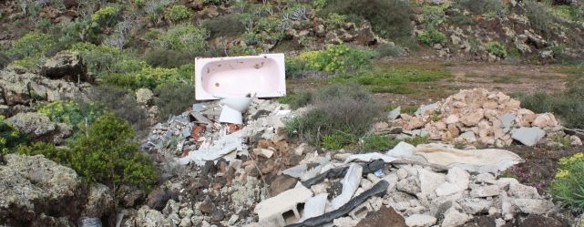 Escombros y restos de un lavabo, tirados en el malpaís de La Corona