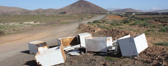 Aparecen siete pequeños congeladores en la carretera de acceso a la protectora Sara