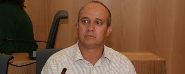 The PP candidate in Tías accuses the mayor of financing his campaign with public money and of "promising" jobs at the municipal swimming pool