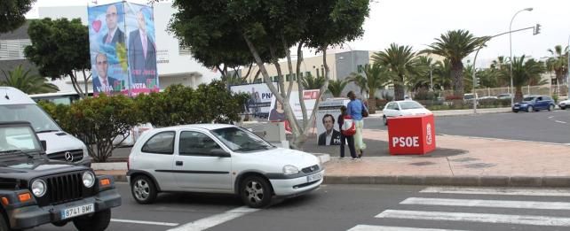 El Ayuntamiento de Arrecife pide a los partidos que no dificulten el tránsito de peatones y conductores con su cartelería electoral
