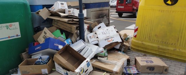 El reciclaje de cartones se "complica" en una calle de Arrecife