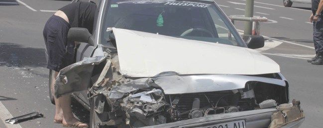 Una mujer herida tras la colisión de dos coches en plena Vía Medular