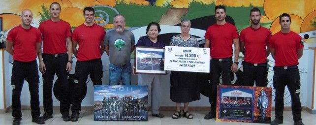 Los Bomberos de Lanzarote entregan 14.300 euros de la recaudación de su calendario solidario a Calor y Café