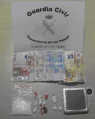 La Guardia Civil detiene a cuatro personas que supuestamente se dedicaban a vender droga en un restaurante de Playa Blanca