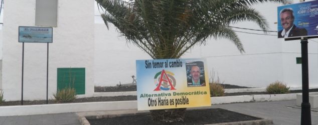 Un partido político utiliza las palmeras de Haría para colgar sus carteles electorales