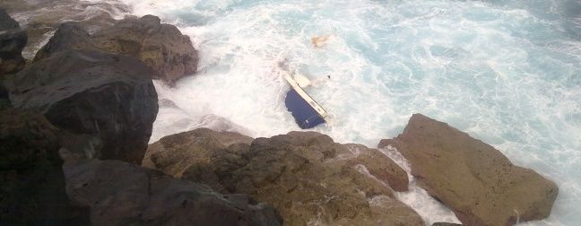 Un barco queda a la deriva y destrozado en Tinajo, después de que sus dos tripulantes saltaran al agua a practicar pesca submarina