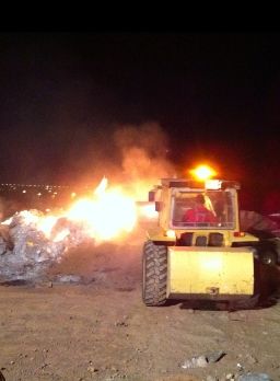 Los bomberos extinguen durante casi tres horas un incendio en un solar de Argana Alta