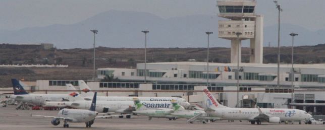 El aeropuerto de Lanzarote registró este domingo dos cancelaciones, cuatro desvíos y 24 retrasos por el viento
